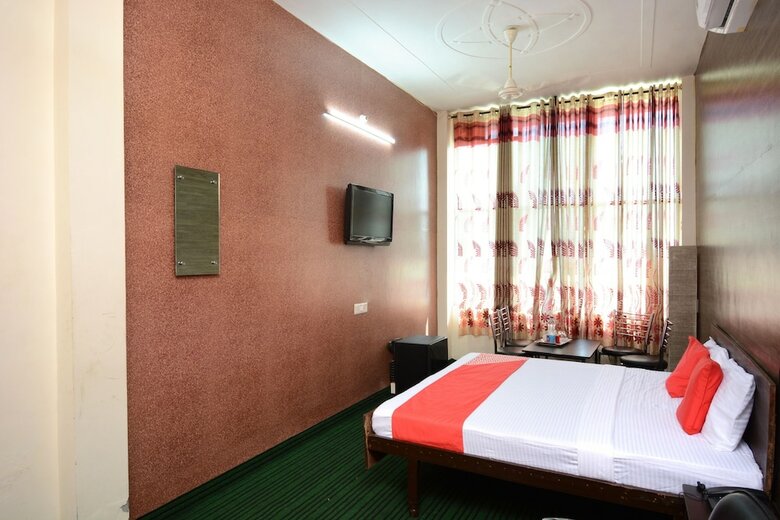 Hotel Oyo 28393 Diamond Plaza