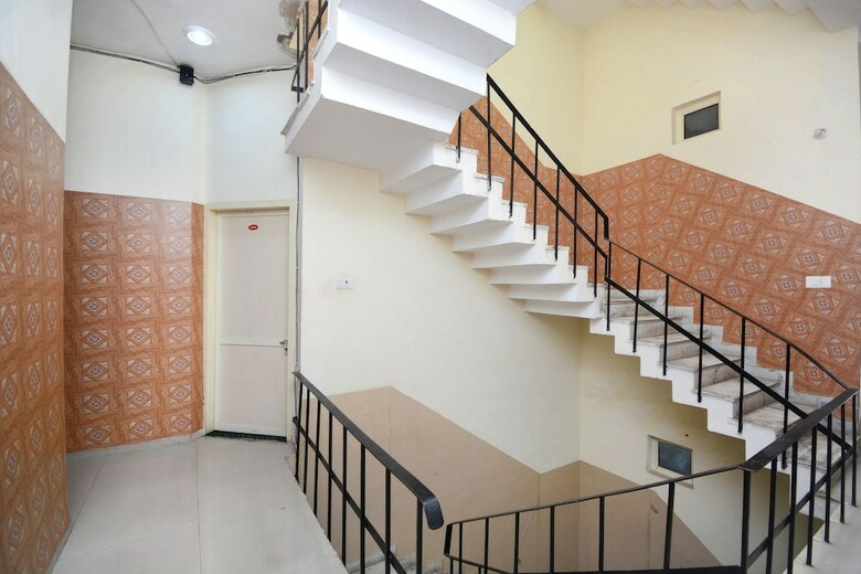 Hotel Oyo 28393 Diamond Plaza
