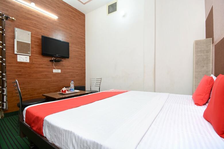Hotel Oyo 28393 Diamond Plaza