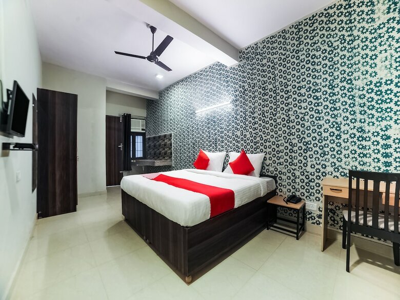 Hotel Oyo Flagship 30196 Noida Sector 5