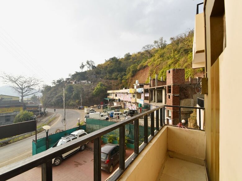 Oyo 28322 Hotel Paradise