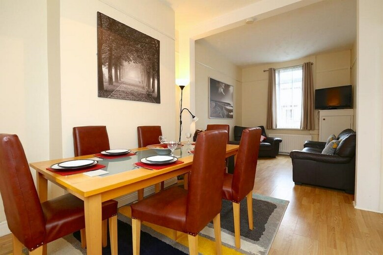 90 Ainsworth Ave Guest House New