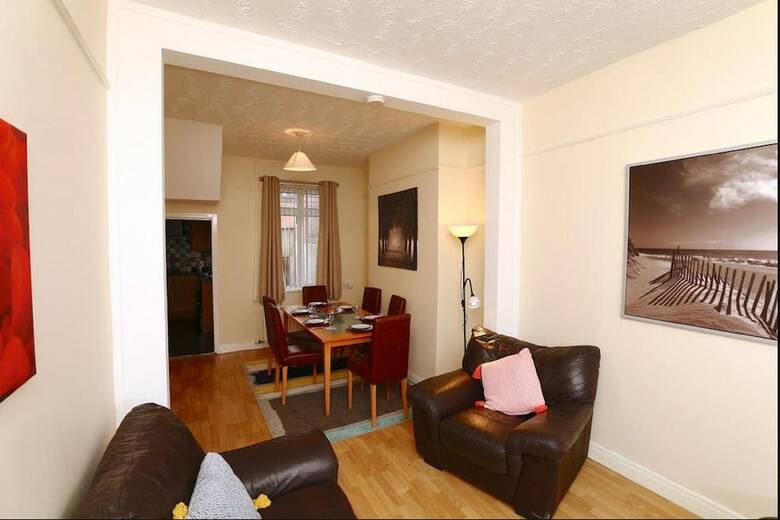 90 Ainsworth Ave Guest House New