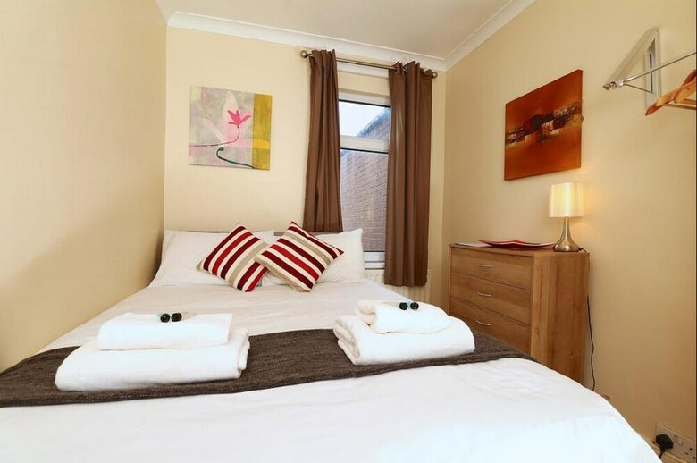 90 Ainsworth Ave Guest House New