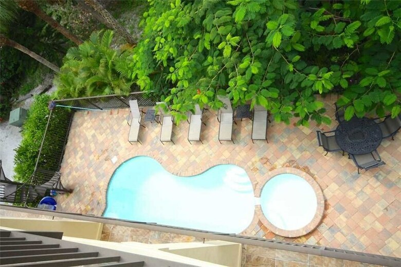 040-beach House Too