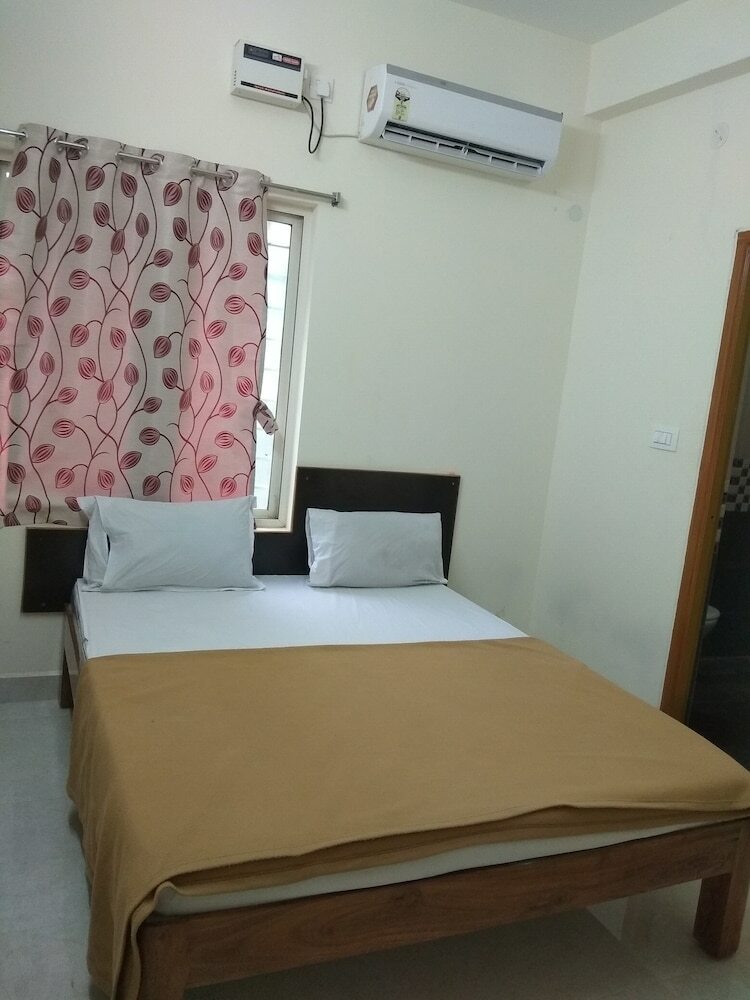 Hotel Iroomz Sri Srinivasa Residency