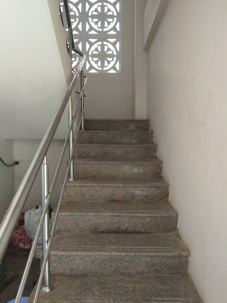Hotel Iroomz Sri Srinivasa Residency