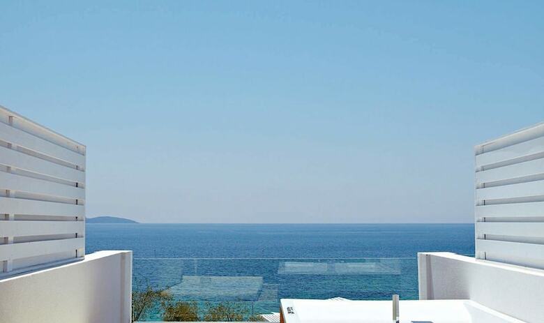 Lichnos Beach Hotel & Suites