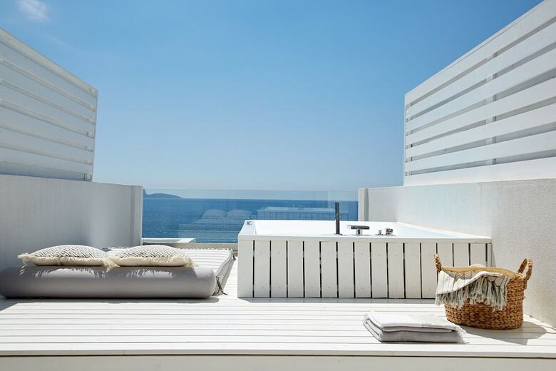 Lichnos Beach Hotel & Suites