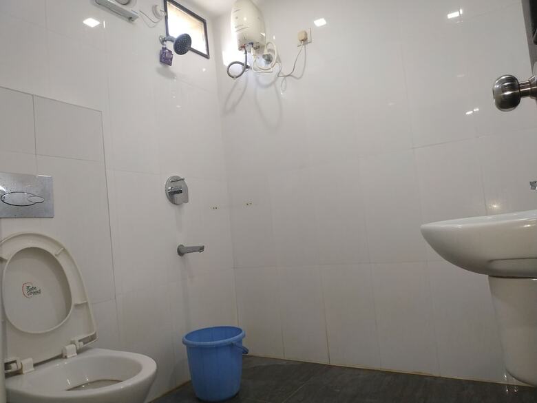 Iroomz Hotel Adhikar