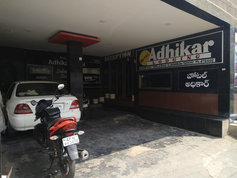Iroomz Hotel Adhikar