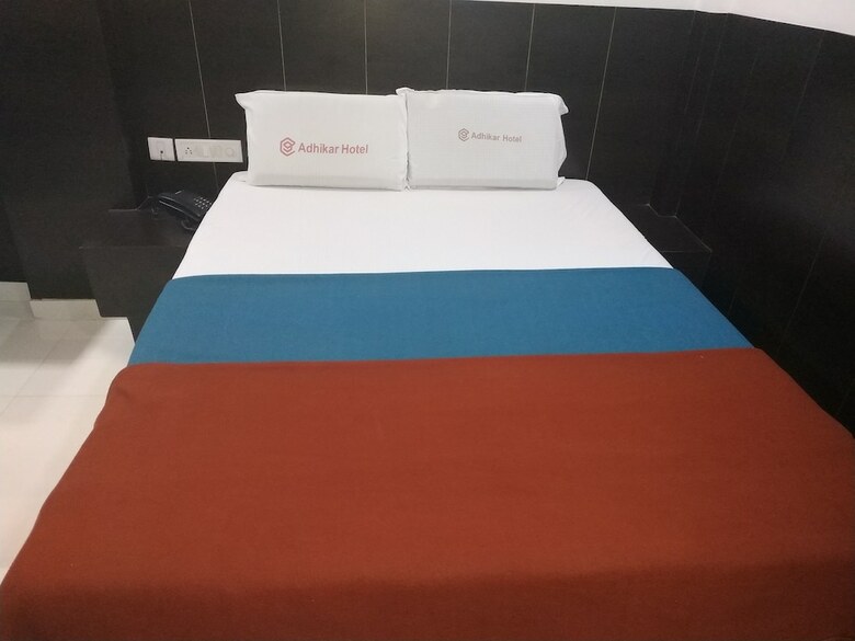 Iroomz Hotel Adhikar
