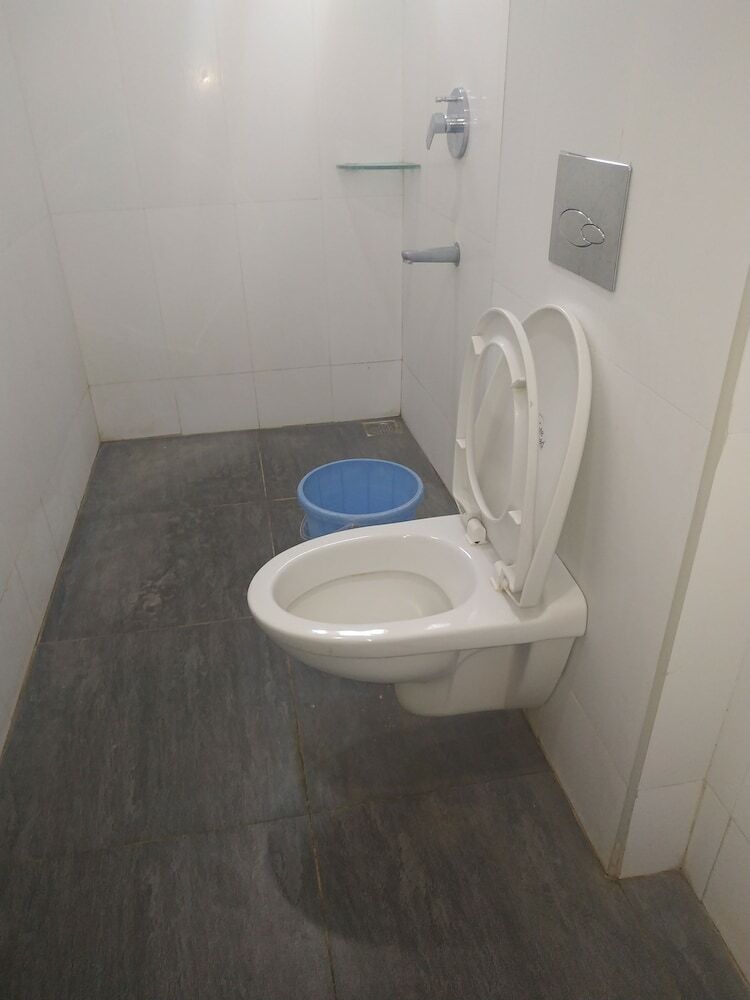 Iroomz Hotel Adhikar