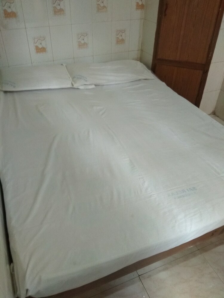 Hotel Iroomz Sai Relax Resiodency