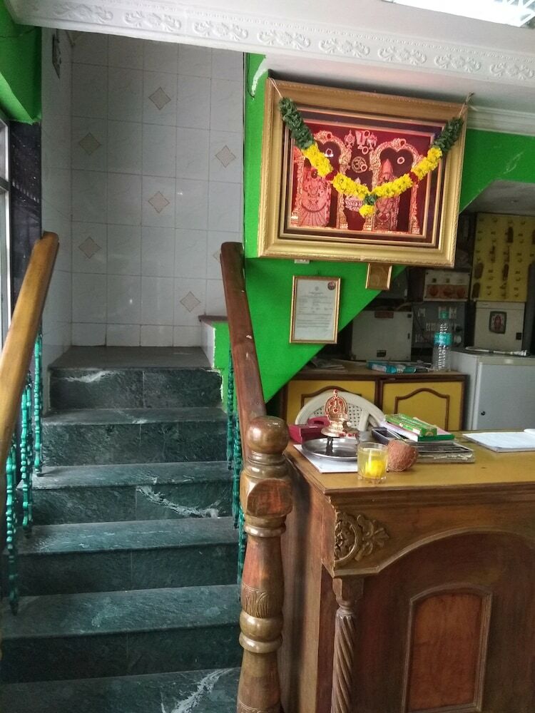 Hotel Iroomz Sai Relax Resiodency