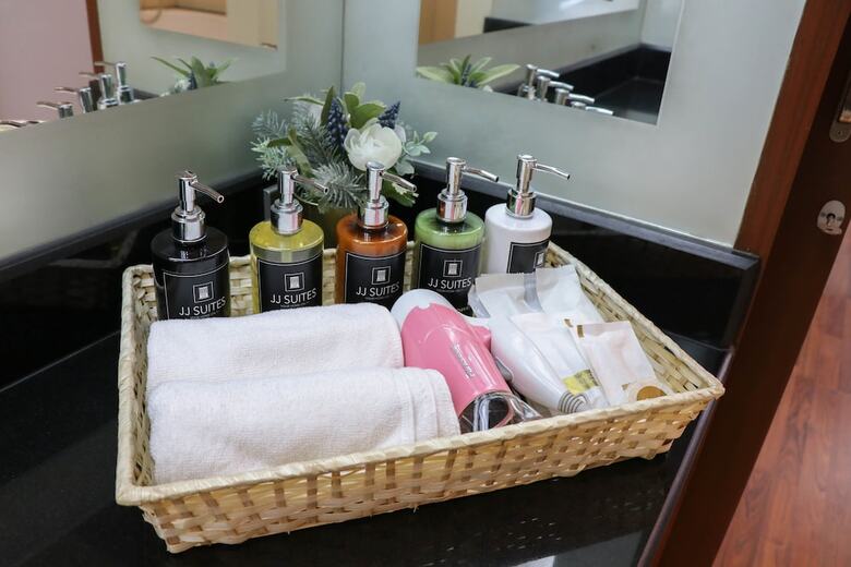 Jj Suites - Your Home On 11