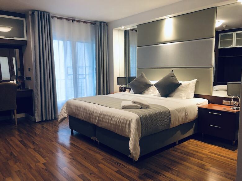 Jj Suites - Your Home On 11