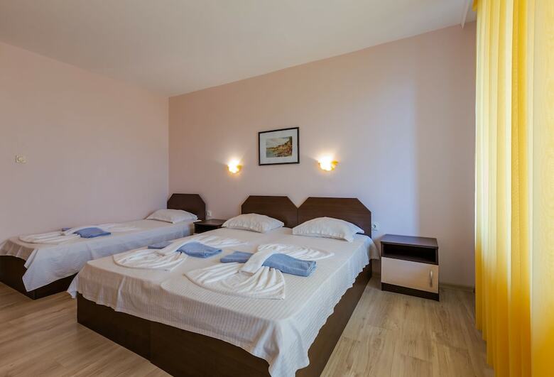 Hotel Triple Room In Dafinka Guest House