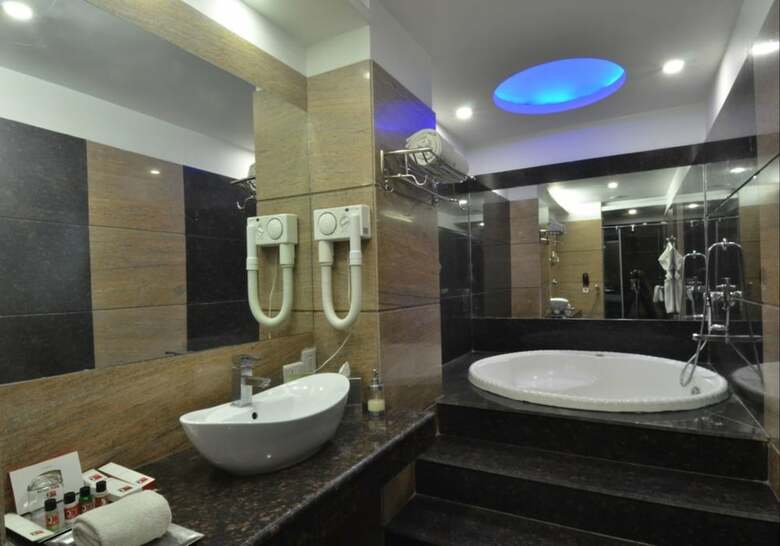 Hotel Hk Clarks Inn, Amritsar