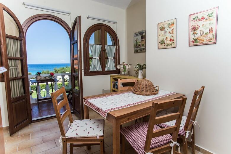 Amboula Beach Apartments