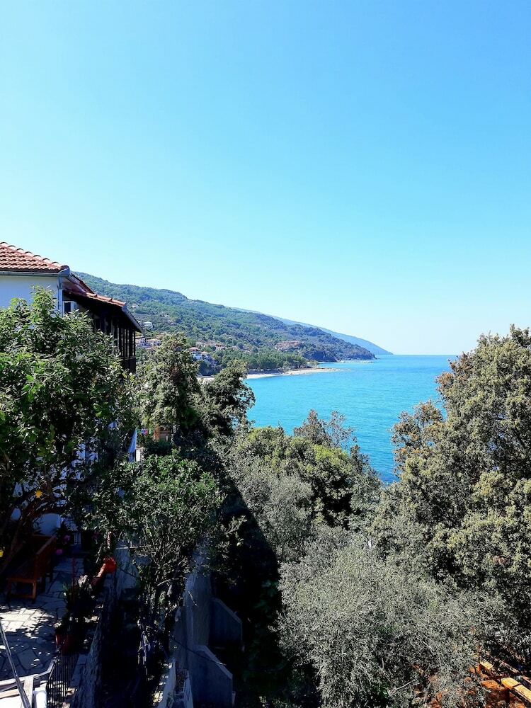 Katerina Fotopoulos Homes & Apartments