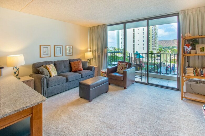 Waikiki Banyan - Pool View Tower 1 Suite 707