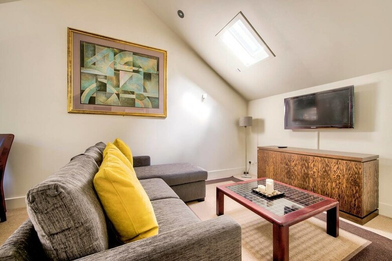 Quiet Mews Apartment In New Town