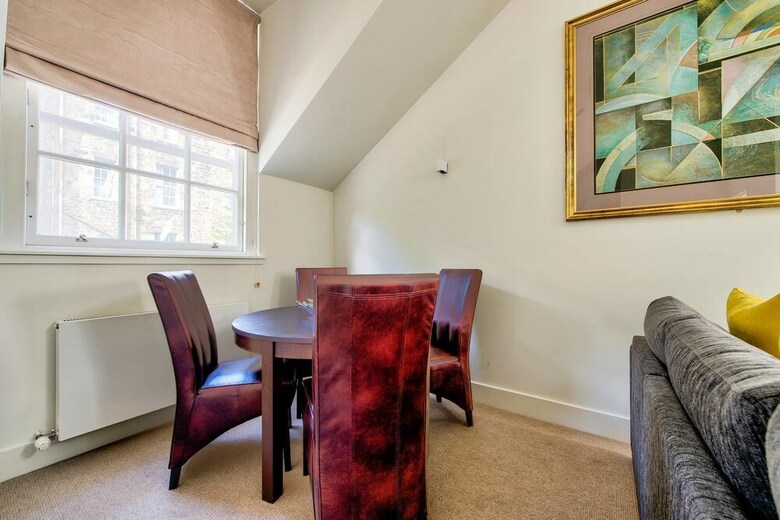 Quiet Mews Apartment In New Town