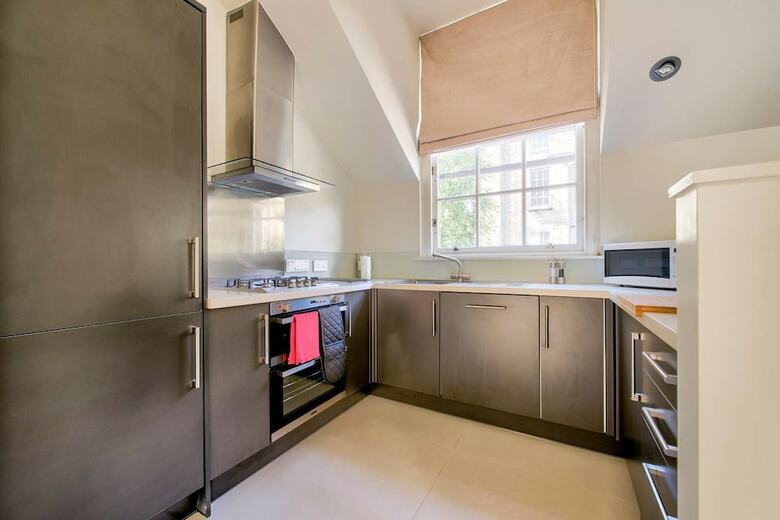Quiet Mews Apartment In New Town