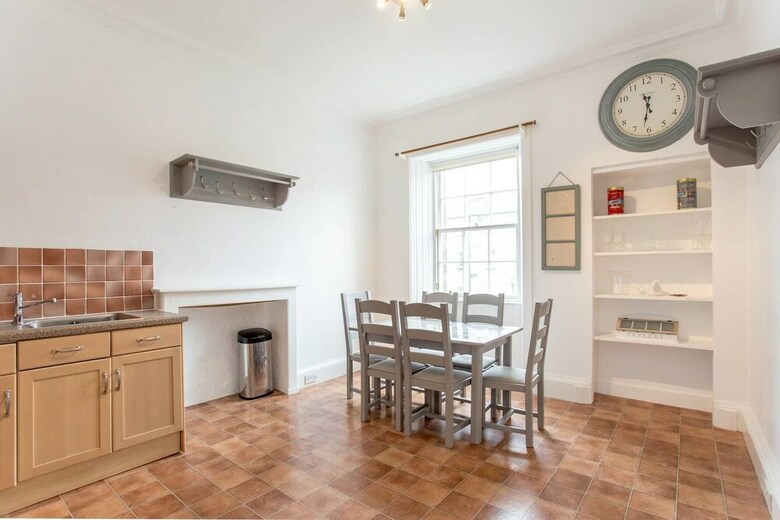Spacious New Town 3 Bedroom Apartment