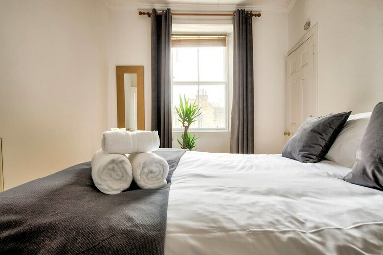 Victorian Apartment In Lively Marchmont