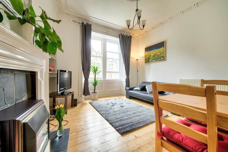 Victorian Apartment In Lively Marchmont