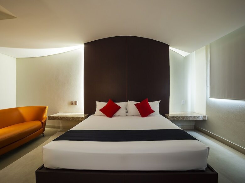 Hotel Capital O La Villa
