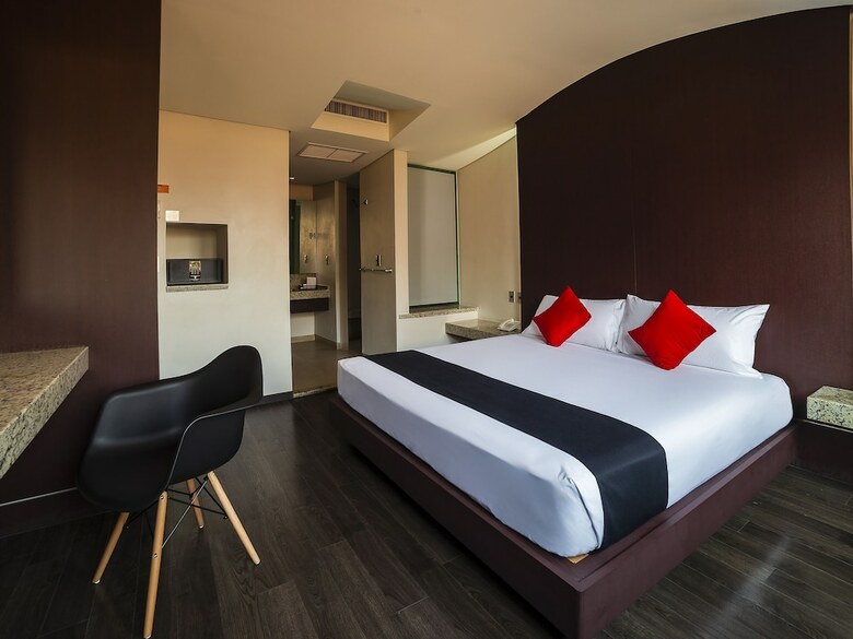 Hotel Capital O La Villa