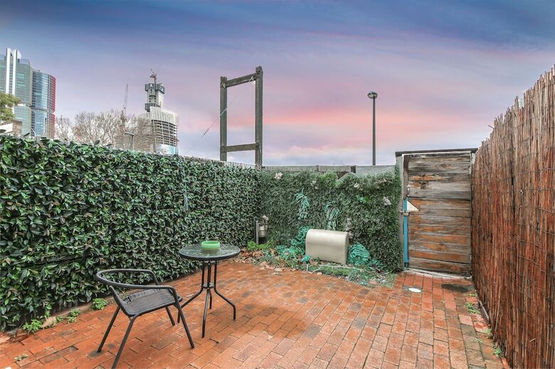 Waterview Terrace In Historic Rocks