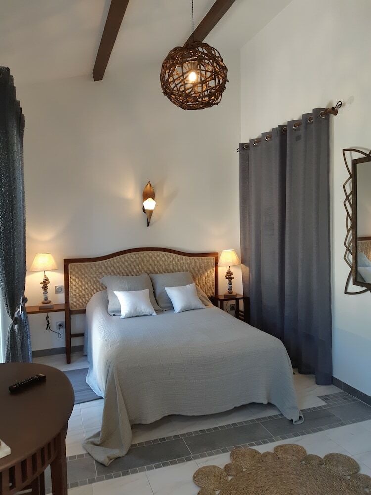 Villa La Licorne Piscine, Jacuzzi, Massages,tennis