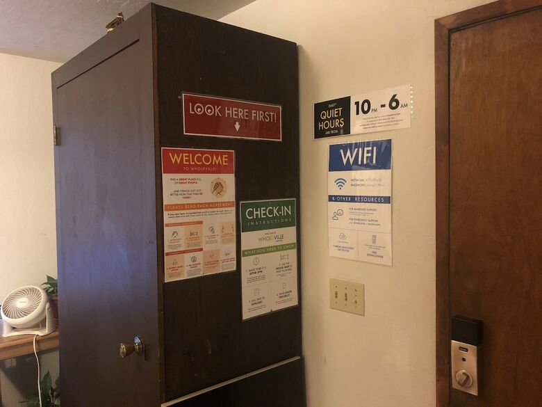 Hostal Whole Family - Wholeville