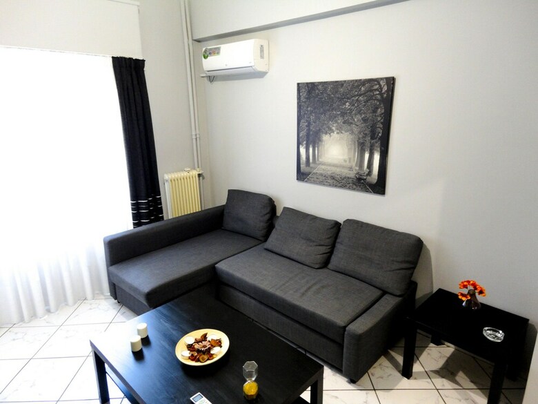 Cozy 2-bedroom Apartment Near Acropolis
