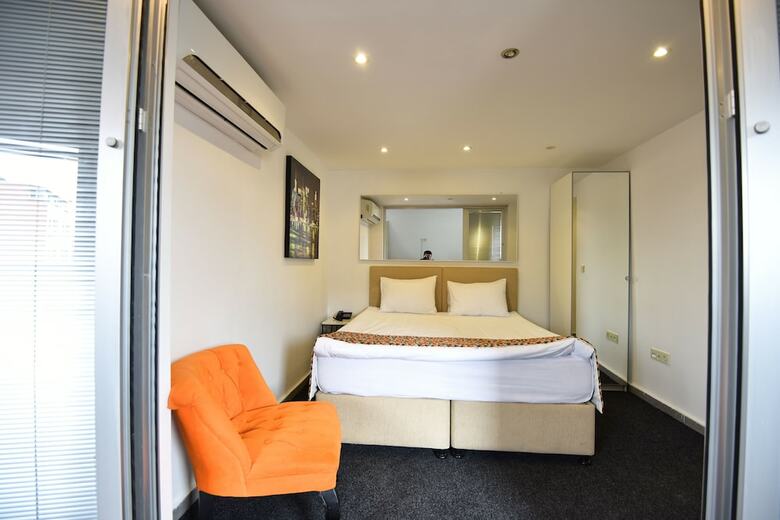 B Guest Hotel