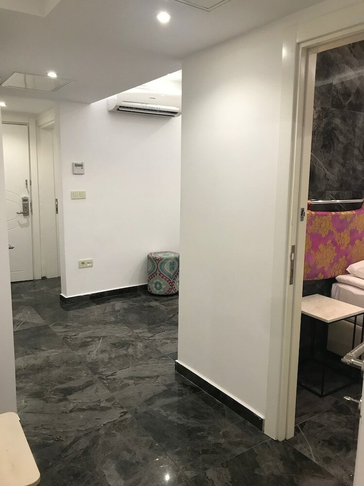B Guest Hotel