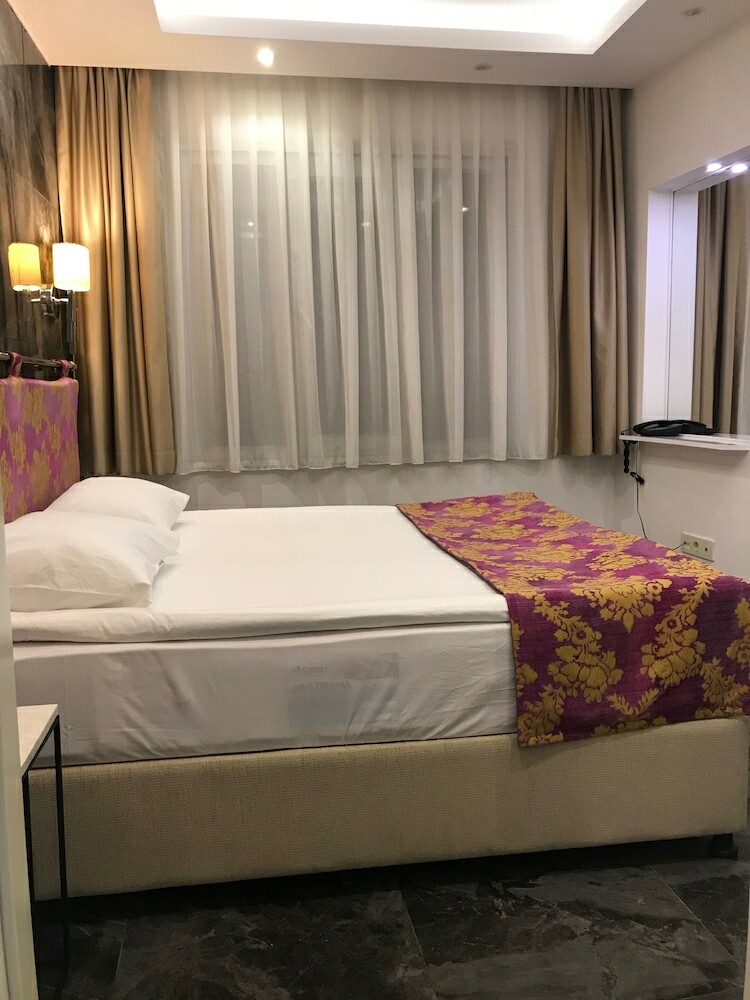 B Guest Hotel
