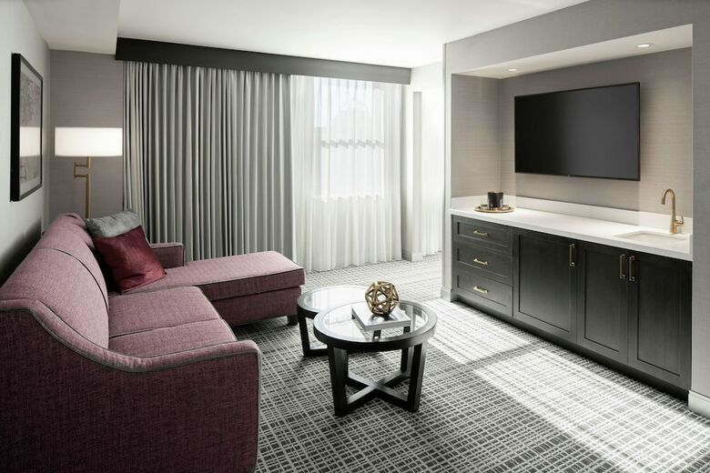 The Axis Moline Hotel, Tapestry Collection By Hilton