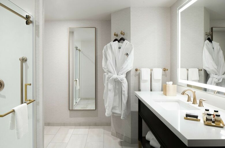 The Axis Moline Hotel, Tapestry Collection By Hilton
