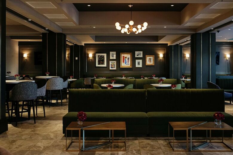 The Axis Moline Hotel, Tapestry Collection By Hilton