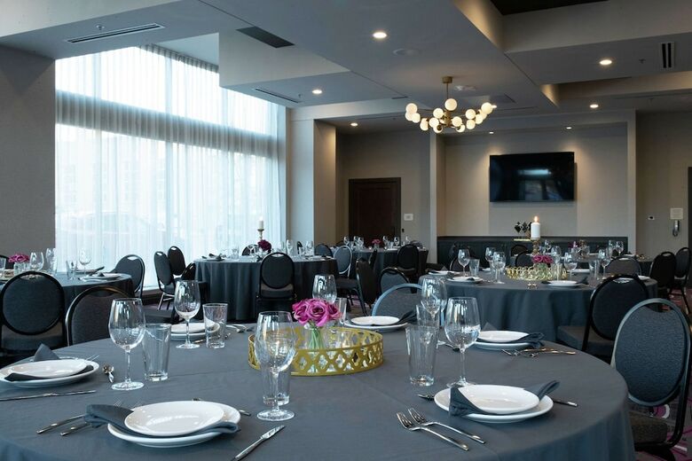 The Axis Moline Hotel, Tapestry Collection By Hilton