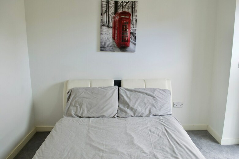 Modern 2 Bedroom Apartment With Parking