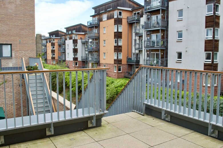 Modern 2 Bedroom Apartment With Parking