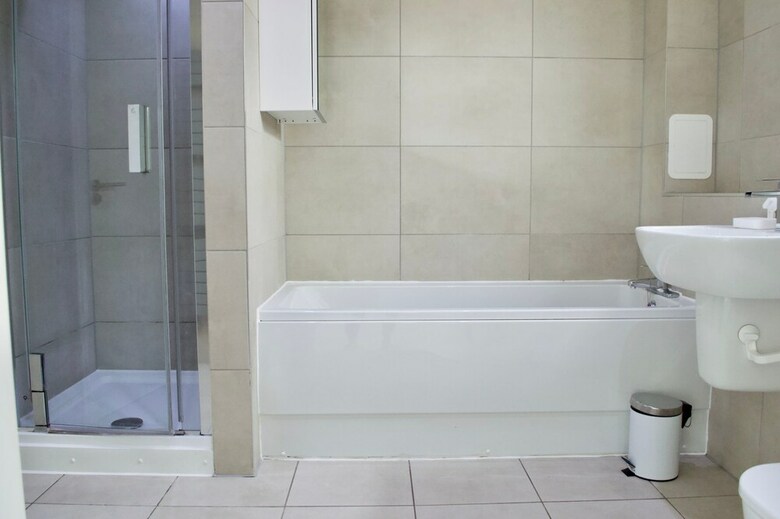 Modern 2 Bedroom Apartment With Parking