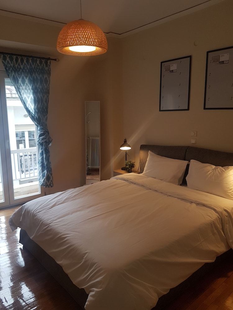 Ambelokipi. Spacious Sunny Apartment