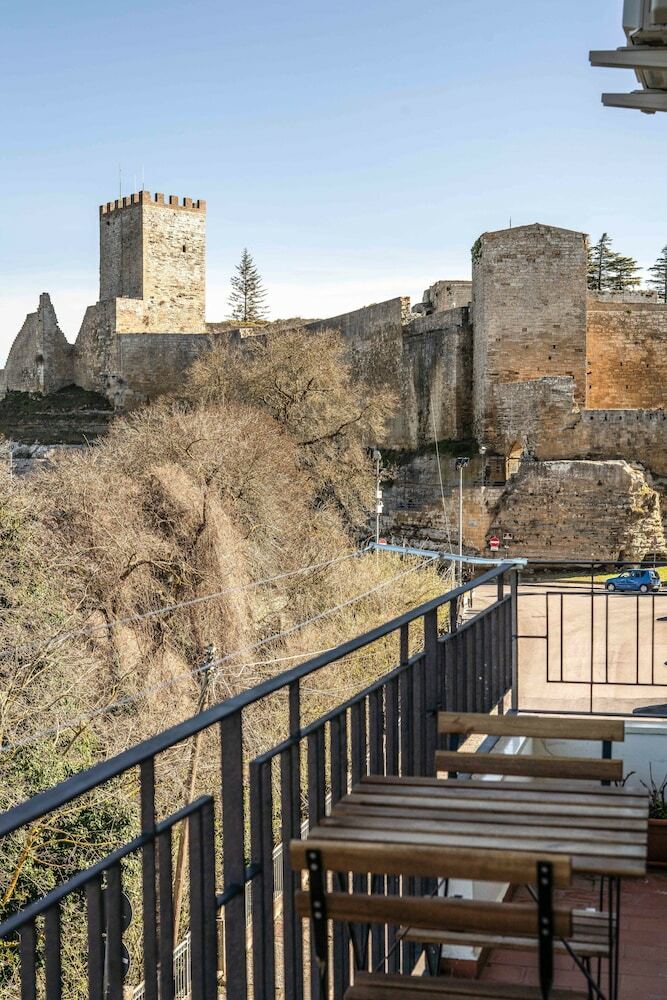 Rocca Di Cerere Apartments